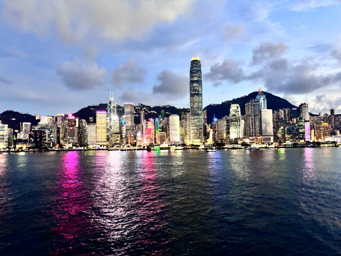 霓虹下的迷离香槟梦